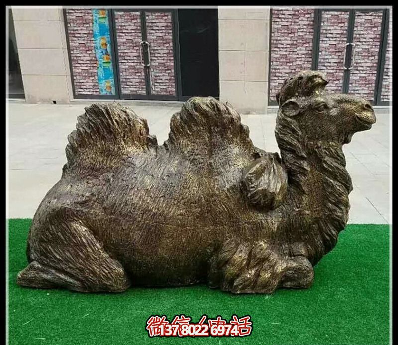 公园里摆放的一只铜色的玻璃钢喷漆骆驼雕塑