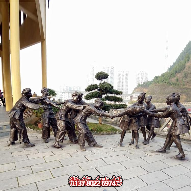 景区摆放玻璃钢仿铜少数民族人物雕塑