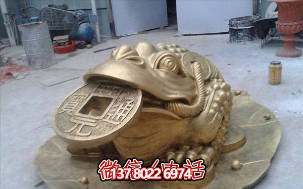 公园园林摆放的玻璃钢喷漆金蟾雕塑