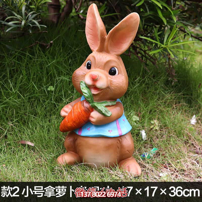 幼儿园一只拿胡萝卜的卡通兔子雕塑
