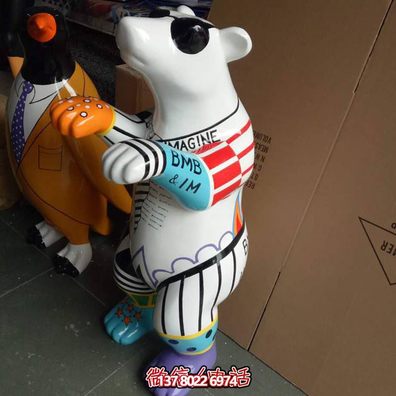 熊雕塑-公园广场创意彩绘举手戴眼镜玻璃钢熊雕塑