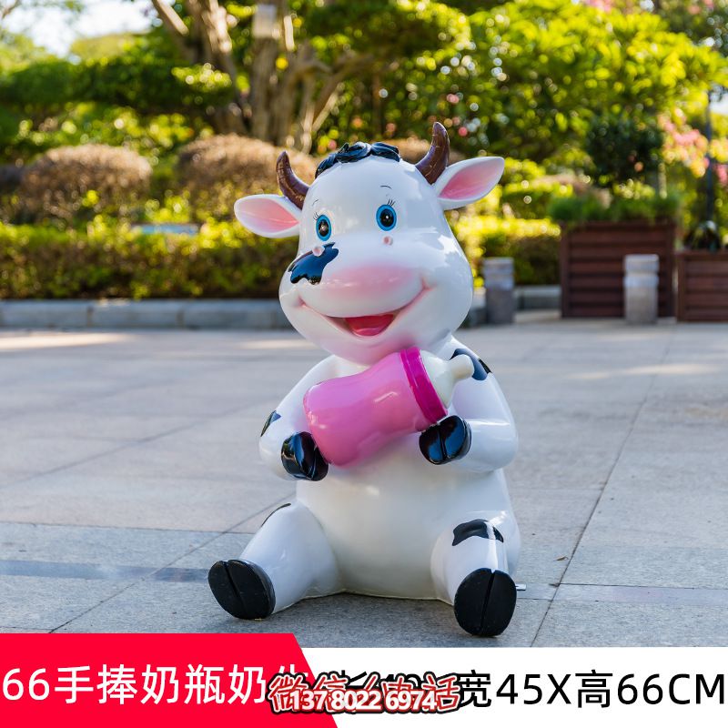 景区一只抱着奶瓶的玻璃钢牛雕塑