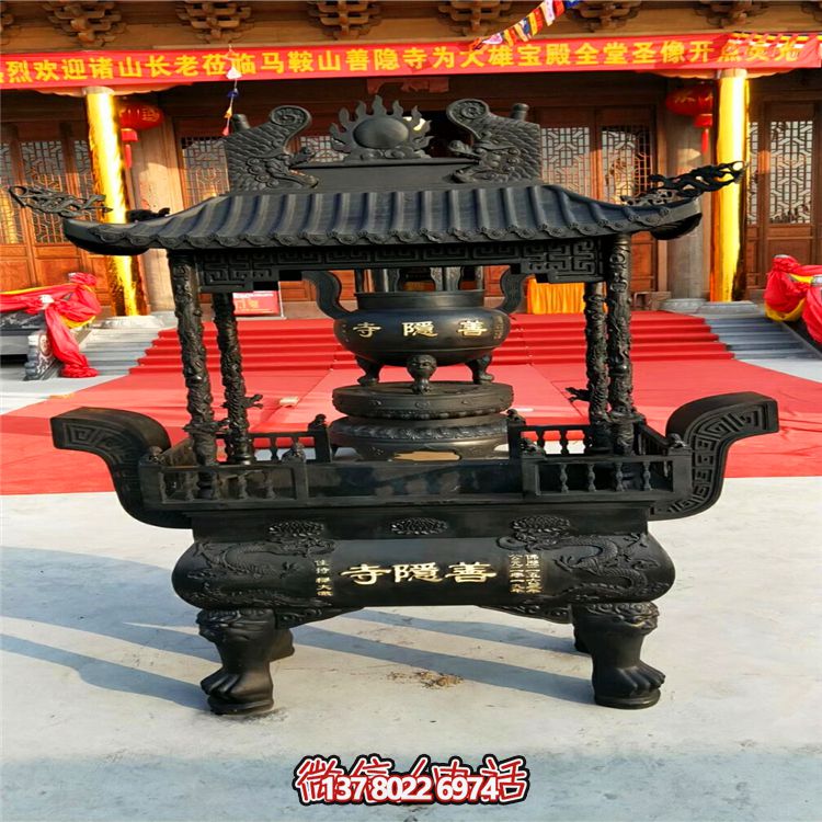 佛教寺院大殿门前摆放铸铁香炉