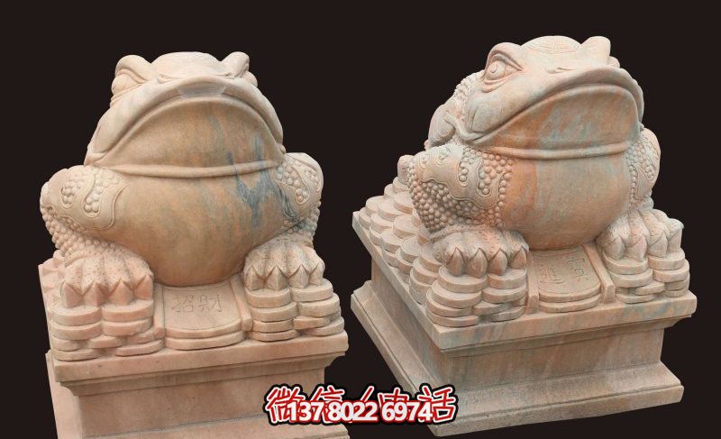 庭院里摆放的两只花岗岩石雕仿真金蟾雕塑