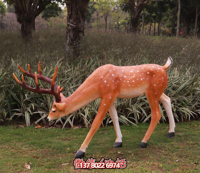 户外景观一只低头觅食的鹿雕塑