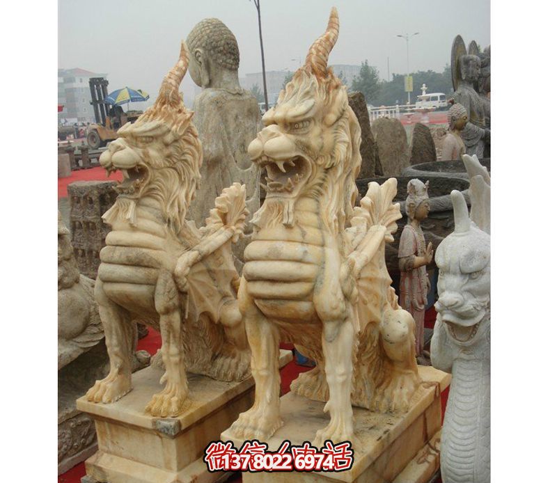 雕塑园里摆放的两只黄蜡石石雕创意独角兽雕塑