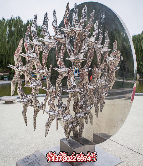 不锈钢镜面锻造鸽子雕塑